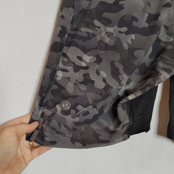 Lululemon T.H.E. Short 9" Linerless Black White Gray Camo Pixel Dot Medium M - Picture 5 of 7